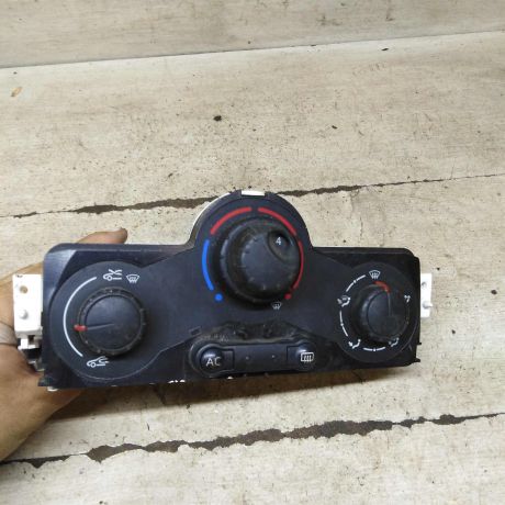 blok-upravleniia-peckoi-i-kondicionerom-renault-scenic-2-art-104318-big-0