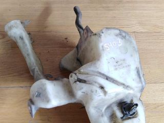 bacok-omyvaiushhei-zidkosti-lobovogo-stekla-volvo-s40-art-14156