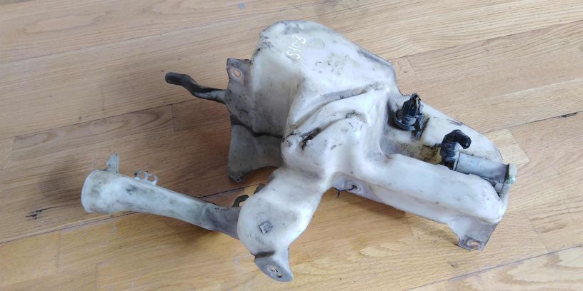 bacok-omyvaiushhei-zidkosti-lobovogo-stekla-volvo-s40-art-14156-big-1
