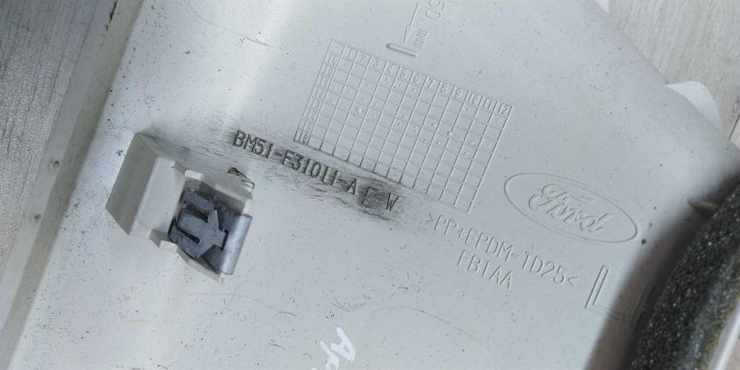nakladka-vnutrenniaia-salonnaia-stoiki-ford-focus-3-art-15374-big-2