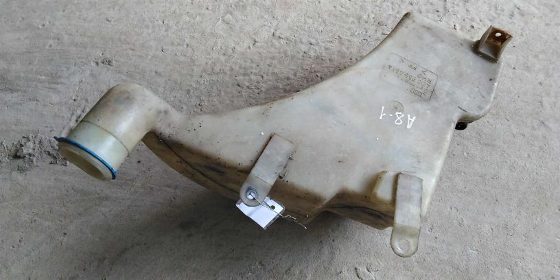bacok-omyvatelia-lobovogo-stekla-audi-a8-d2-art-18602-big-0