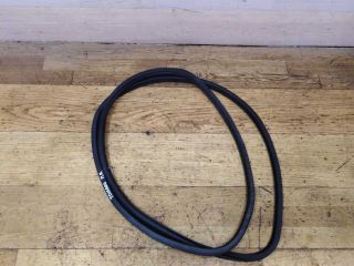 rezinka-uplotnitelnaia-peredniaia-pravaia-volkswagen-touareg-art-19959