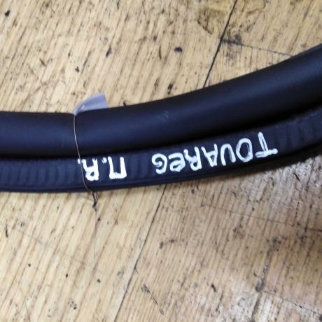 rezinka-uplotnitelnaia-peredniaia-pravaia-volkswagen-touareg-art-19959-big-1