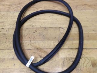 rezinka-uplotnitelnaia-dveri-zadniaia-pravaia-sedan-volkswagen-passat-b6-art-21219