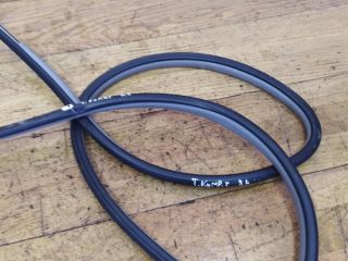 rezinka-uplotnitelnaia-dveri-zadniaia-levaia-toyota-camry-v40-art-22675