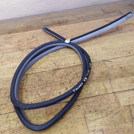 rezinka-uplotnitelnaia-dveri-zadniaia-pravaia-toyota-camry-v40-art-22676-big-0