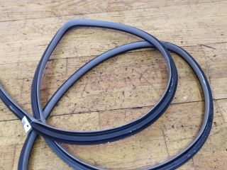 rezinka-uplotnitelnaia-dveri-peredniaia-pravaia-toyota-camry-v40-art-22677