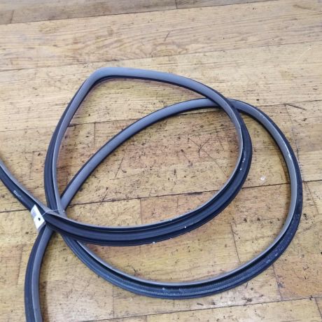 rezinka-uplotnitelnaia-dveri-peredniaia-pravaia-toyota-camry-v40-art-22677-big-0