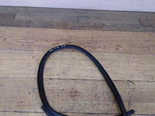 rezinka-uplotnitelnaia-peredniaia-levaia-mitsubishi-lancer-9-art-23636