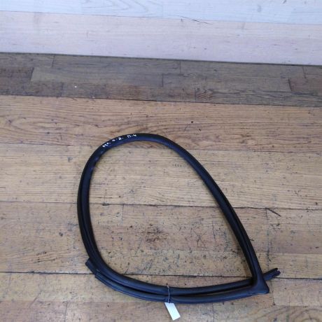 rezinka-uplotnitelnaia-peredniaia-levaia-mitsubishi-lancer-9-art-23636-big-0