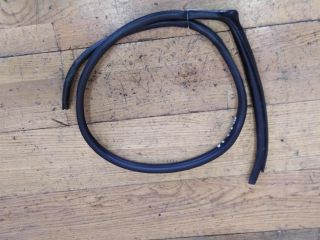 rezinka-uplotnitelnaia-zadniaia-pravaia-mitsubishi-lancer-9-art-23816