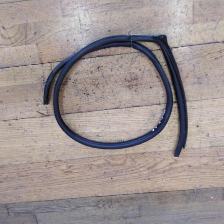 rezinka-uplotnitelnaia-zadniaia-pravaia-mitsubishi-lancer-9-art-23816-big-0