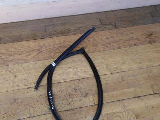 rezinka-uplotnitelnaia-peredniaia-pravaia-mitsubishi-lancer-9-art-23817