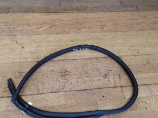 rezinka-uplotnitelnaia-zadniaia-levaia-mitsubishi-lancer-9-art-23818