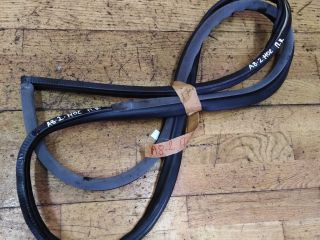 rezinka-uplotnitelnaia-dveri-peredniaia-pravaia-audi-a8-d2-art-25162