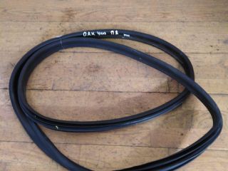 uplotnitelnaia-rezinka-dveri-peredniaia-pravaia-opel-astra-h-universal-art-25961