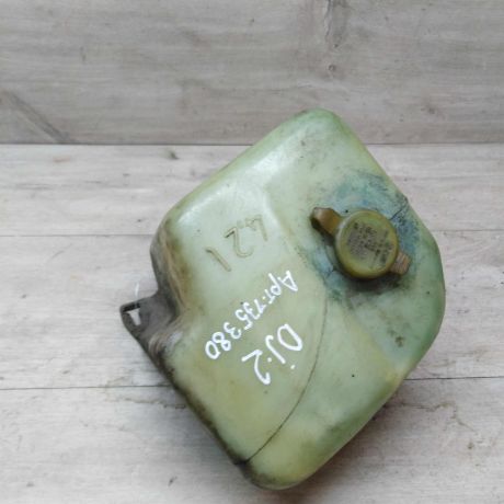 bacok-omyvaiushhei-zidkosti-stekla-volkswagen-jetta-2-art-27623-big-2