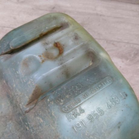 bacok-omyvaiushhei-zidkosti-stekla-volkswagen-jetta-2-art-27623-big-1