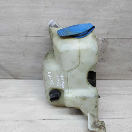 bacok-omyvatelia-lobovogo-stekla-volkswagen-golf-4-art-27862-big-0