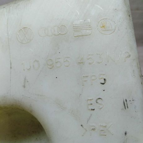 bacok-omyvatelia-lobovogo-stekla-volkswagen-golf-4-art-27862-big-2