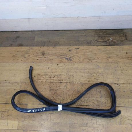 rezinka-uplotnitelnaia-dveri-peredniaia-pravaia-mazda-3-bk-xetcbek-art-29761-big-0