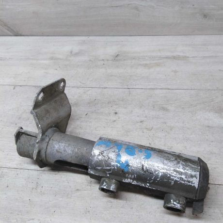kronstein-zadnii-levyi-audi-80-b4-kreplenie-bampera-art-30635-big-0