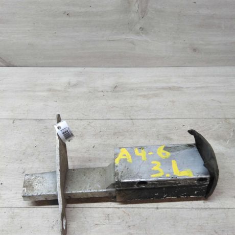 kronstein-zadnii-levyi-audi-a4-b5-krepleniia-bampera-art-31000-big-0