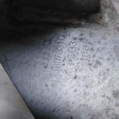 kronstein-zadnii-levyi-audi-a4-b5-krepleniia-bampera-art-31000-big-1