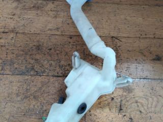 bacok-omyvatelia-lobovogo-stekla-volkswagen-polo-4-art-32580