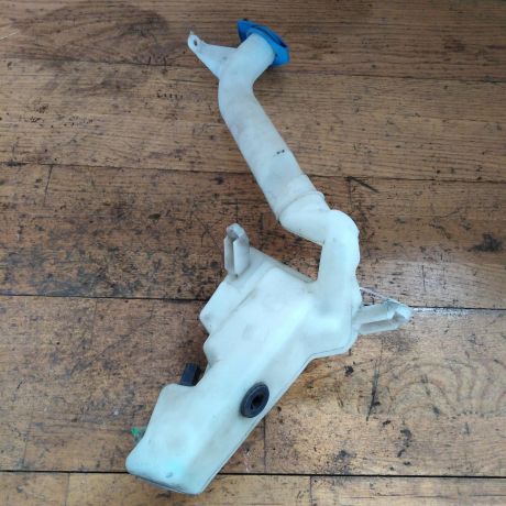 bacok-omyvatelia-lobovogo-stekla-volkswagen-polo-4-art-32580-big-0