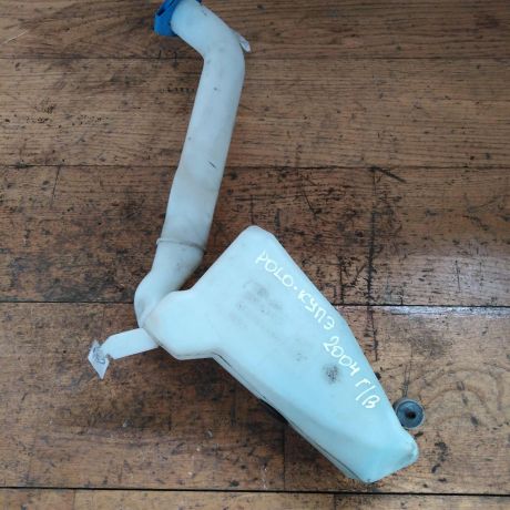 bacok-omyvatelia-lobovogo-stekla-volkswagen-polo-4-art-32580-big-3