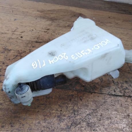 bacok-omyvatelia-lobovogo-stekla-volkswagen-polo-4-art-32580-big-1