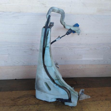 bacok-omyvaiushhei-zidkosti-lobovogo-stekla-volkswagen-touareg-rest-art-32752-big-0