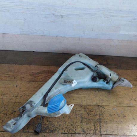 bacok-omyvaiushhei-zidkosti-lobovogo-stekla-volkswagen-touareg-rest-art-32752-big-1