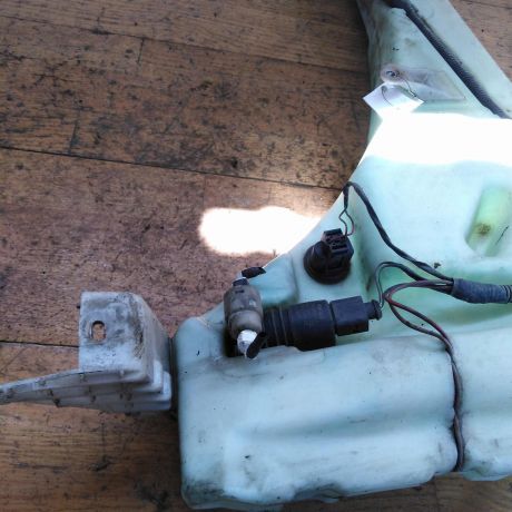 bacok-omyvaiushhei-zidkosti-lobovogo-stekla-volkswagen-touareg-rest-art-32752-big-2