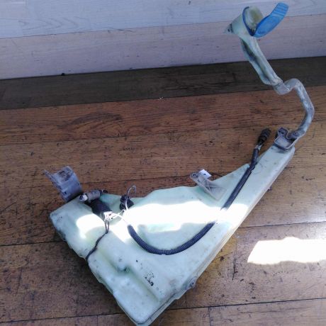 bacok-omyvaiushhei-zidkosti-lobovogo-stekla-volkswagen-touareg-rest-art-32752-big-4