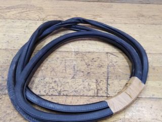 rezinka-uplotnitelnaia-peredniaia-pravaia-volkswagen-touareg-rest-art-32883