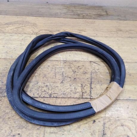 rezinka-uplotnitelnaia-peredniaia-pravaia-volkswagen-touareg-rest-art-32883-big-0