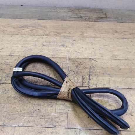 rezinka-dveri-uplotnitelnaia-peredniaia-pravaia-volkswagen-touareg-rest-art-32907-big-0