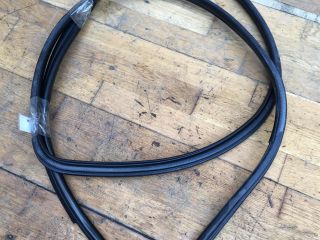 rezinka-dveri-zadniaia-levaia-uplotnitelnaia-toyota-camry-v50-art-36426