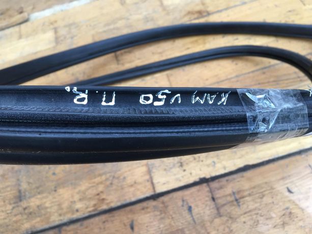 rezinka-dveri-uplotnitelnaia-peredniaia-pravaia-toyota-camry-v50-art-36539-big-2