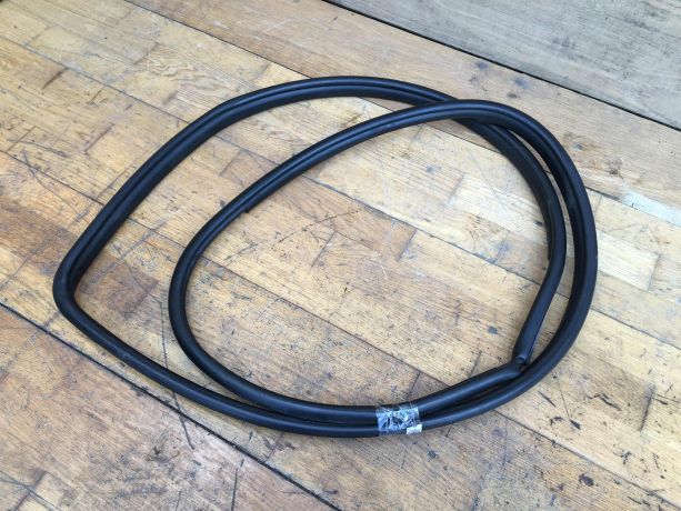 rezinka-dveri-uplotnitelnaia-peredniaia-levaia-toyota-camry-v50-art-36654-big-0