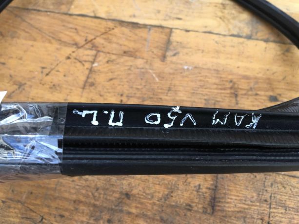 rezinka-dveri-uplotnitelnaia-peredniaia-levaia-toyota-camry-v50-art-36654-big-1