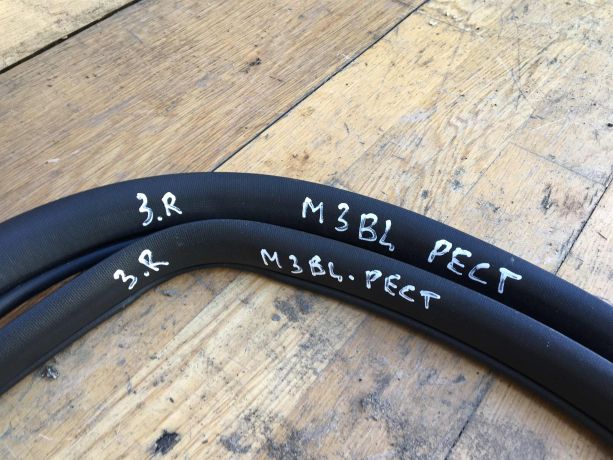 rezinka-uplotnitelnaia-dveri-zadniaia-pravaia-mazda-3-bl-rest-sedan-art-37124-big-1