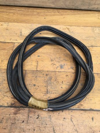 rezinka-uplotnitelnaia-kryski-bagaznika-toyota-corolla-ix-e120-e130-rest-xetcbek-art-37397-big-0