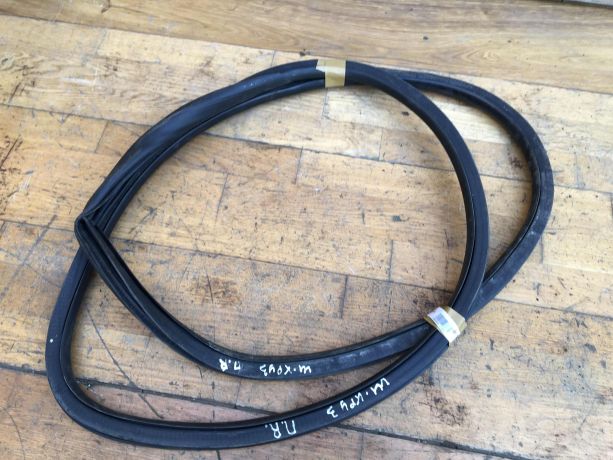 rezinka-uplotnitelnaia-dveri-peredniaia-pravaia-chevrolet-cruze-do-rest-art-38643-big-0