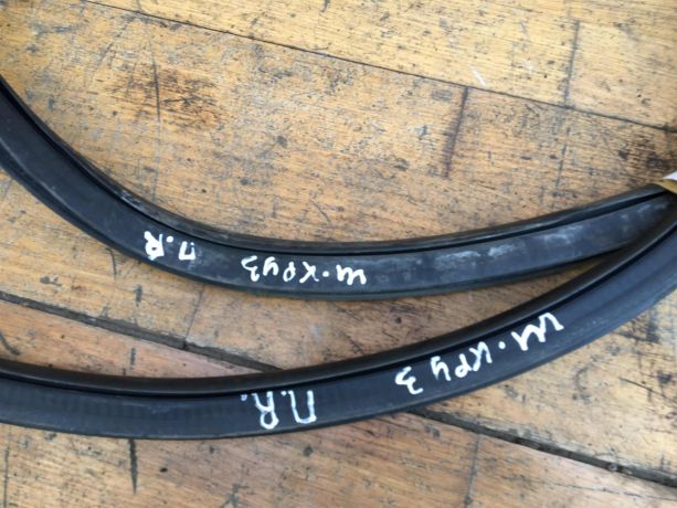 rezinka-uplotnitelnaia-dveri-peredniaia-pravaia-chevrolet-cruze-do-rest-art-38643-big-1