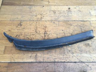 nakladka-dekorativnaia-pravaia-volkswagen-passat-b4-zabo-shhitok-vodootvodiashhii-dozdevik-art-38799