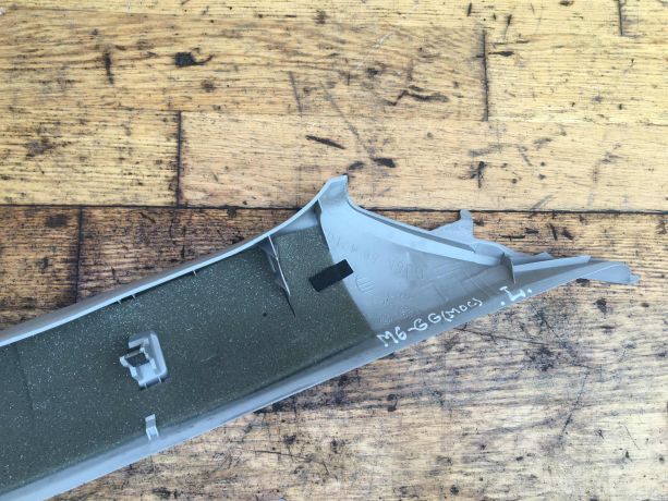 obsivka-stoiki-salona-nakladka-peredniaia-levaia-mazda-6-gg-art-39910-big-3