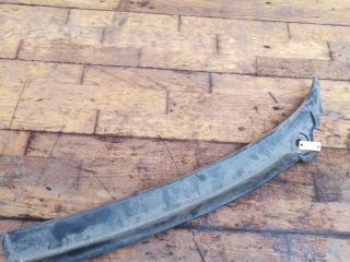 nakladka-dekorativnaia-dozdevik-zabo-shhitok-vody-otvodiashhix-levyi-volkswagen-passat-b3-art-42236